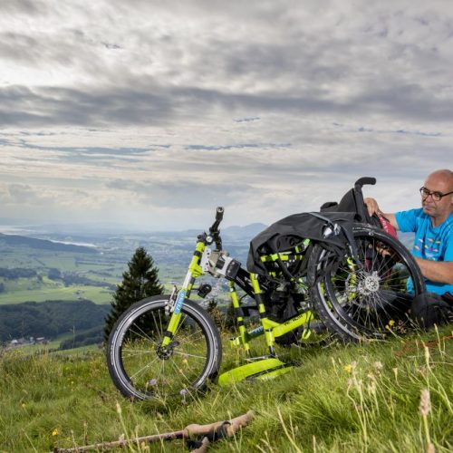 Stefan Keller überquert die Alpen mit Gleitschirm und Rollstuhl Aufgenommen im August 2017  ©David Birri